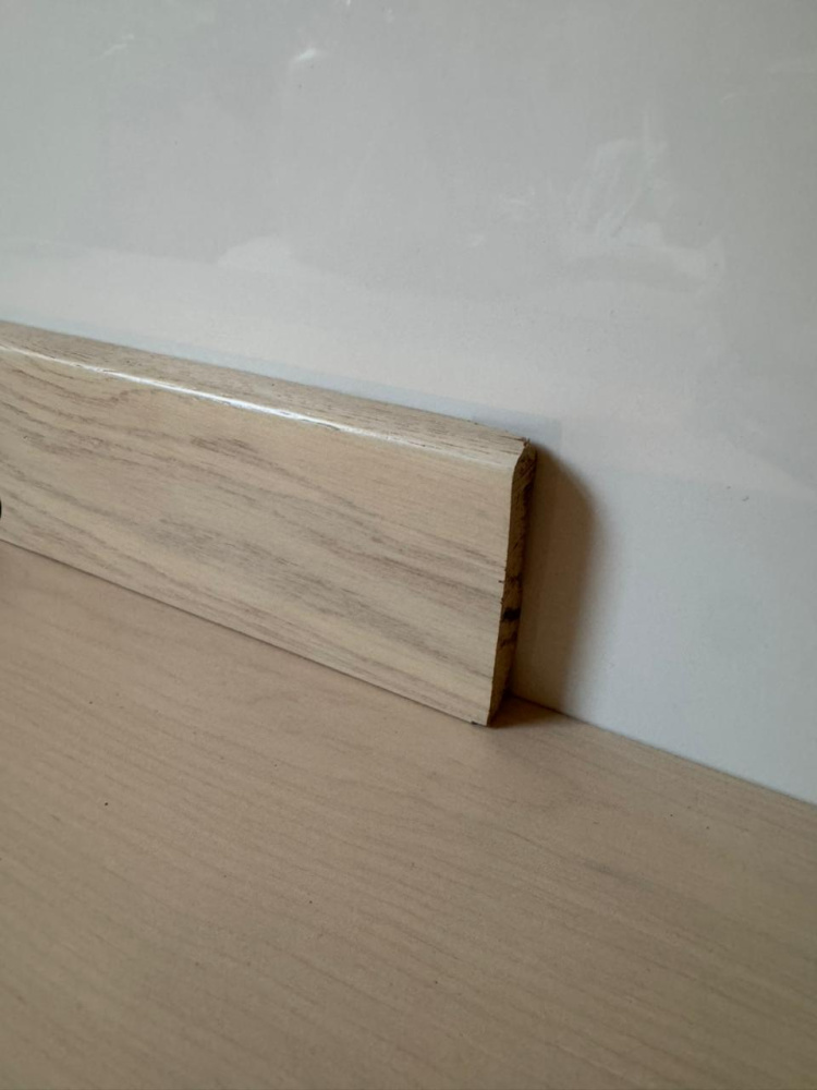 Плинтус массив Дуб белый лак 70х15 мм